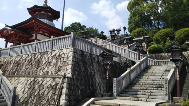 犬山成田山の階段
